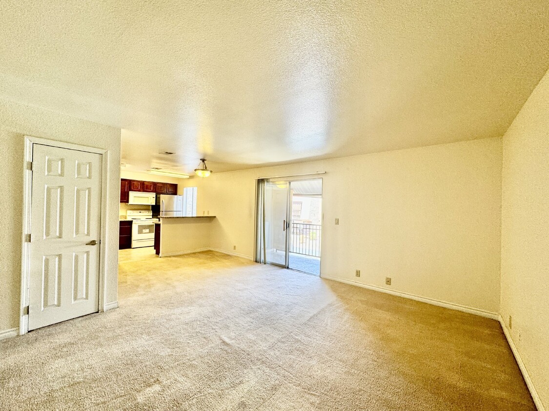 Foto principal - Lovely 2 Bed, 2 Bath Upstairs Condo for Re...