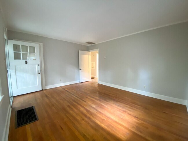 Building Photo - 2 bed, 1 bath near the University of Memphis