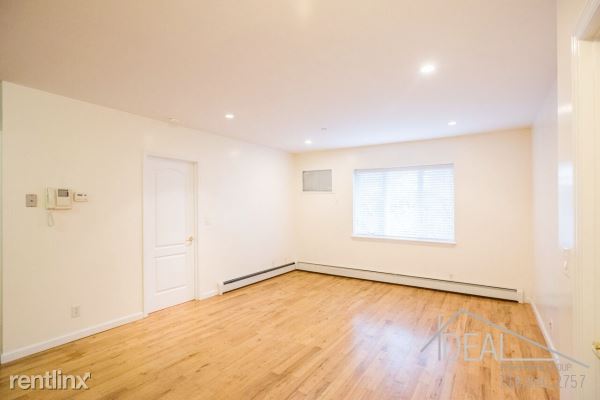 Building Photo - 579 Warren St