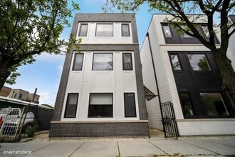 Building Photo - 1112 S Western Ave