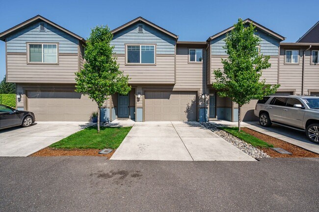 Building Photo - Easy I-205 Access - 3 Bedroom 2.5 Bath Townhouse