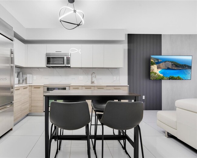 Building Photo - 1300 Brickell Bay Dr