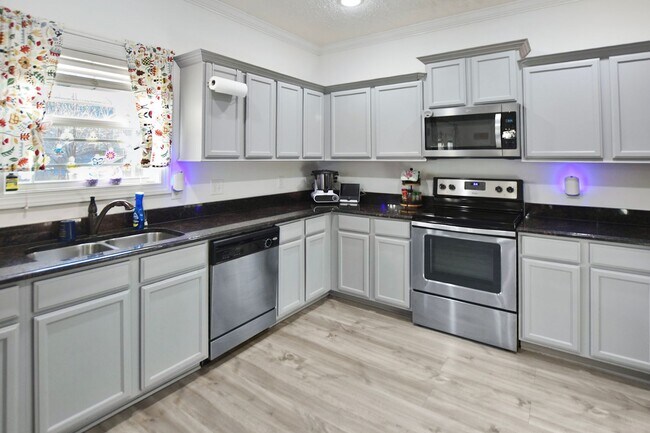 Building Photo - Pet Friendly Three Bedroom with Bonus!