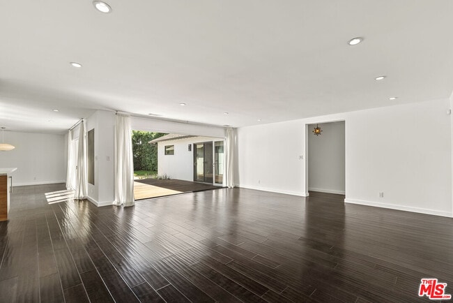 Foto del edificio - 5120 Stern Ave