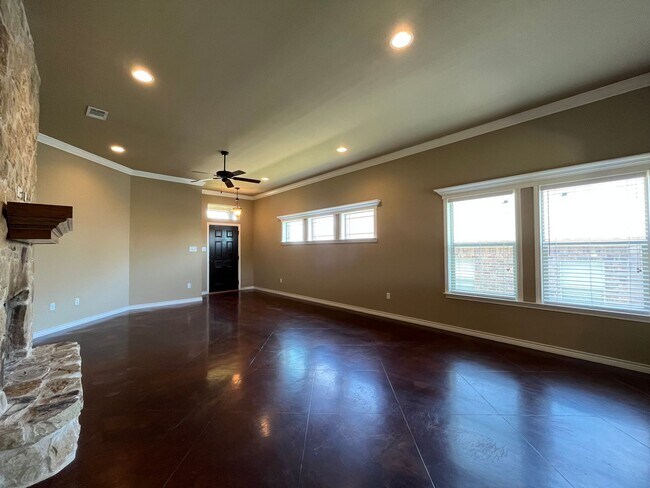 Foto del edificio - Single Family Home:  4 bedroom, 2 bath