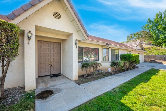 Building Photo - Spacious 4 Bedroom 3.5 Baths with Views!!