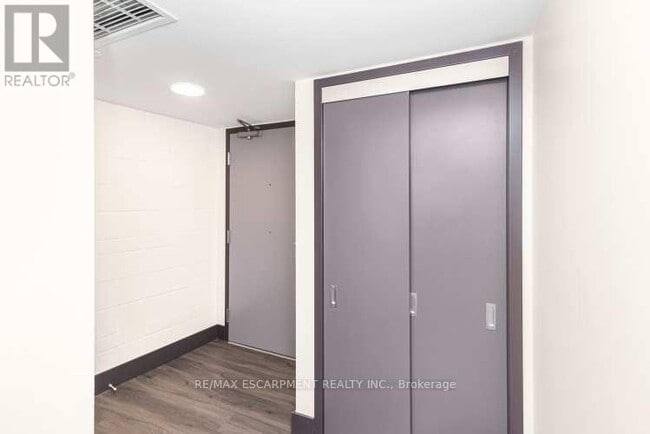 Building Photo - 121 King St E