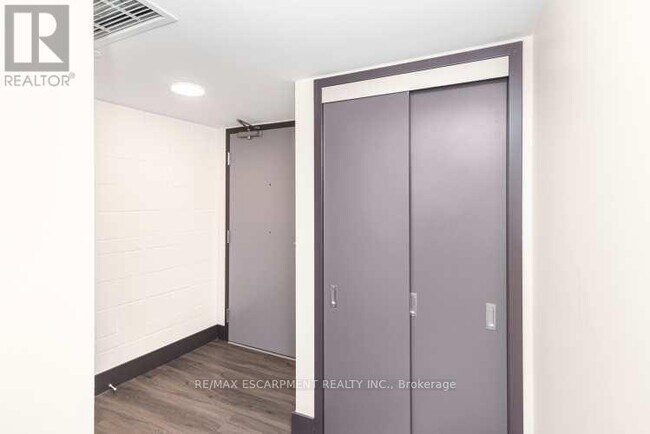 Photo du bâtiment - 121 King St E