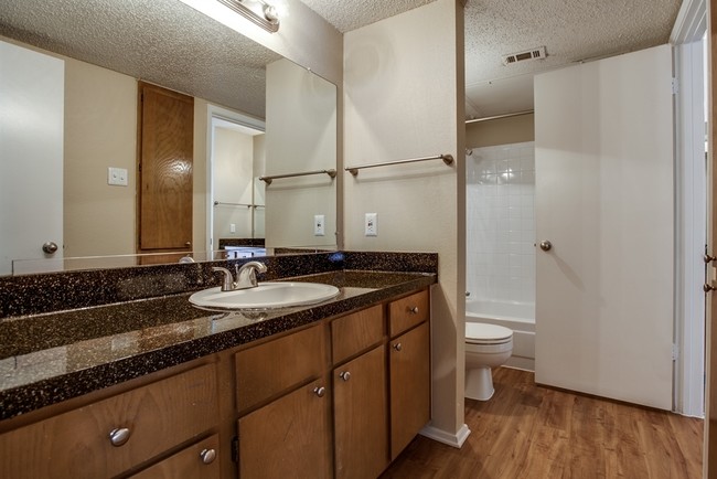 Baño - Whispering Oaks Apartments