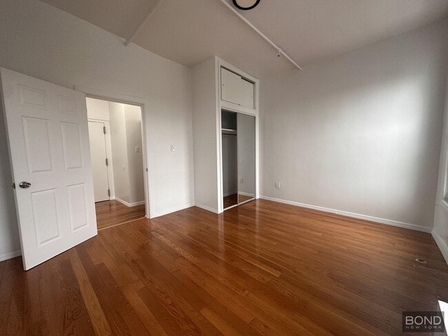 Building Photo - 927 Grand St