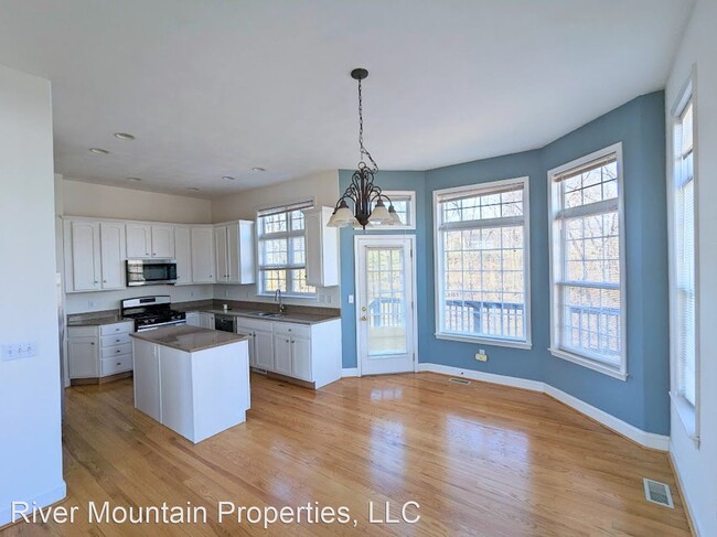 Building Photo - 4 br, 3.5 bath House - 8322 River Course Dr.