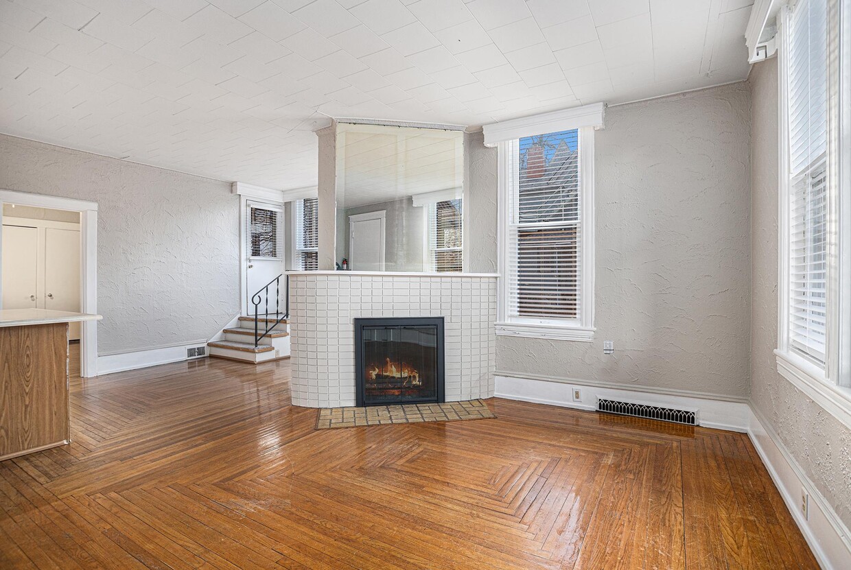 921 W Kalamazoo Ave Unit Apt 6, Kalamazoo, MI 49007 Room for Rent in