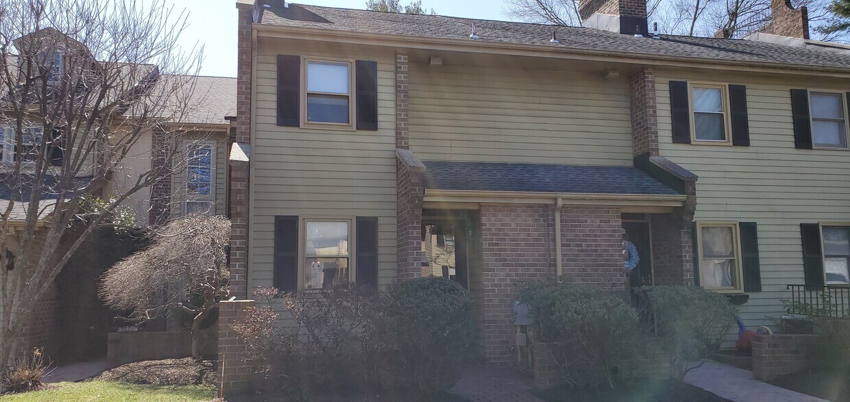 Great "semi-end" location - 20 Sutphin