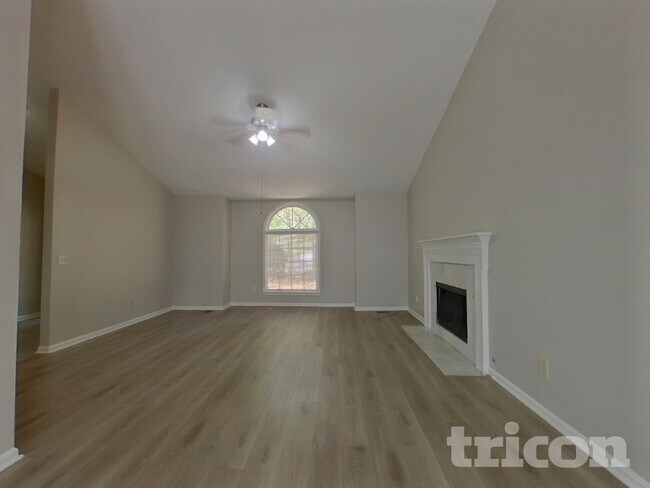 Foto del edificio - 5450 Bridle Dr