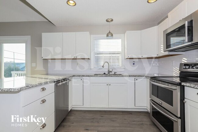 Building Photo - 520 Riverglen Dr NW