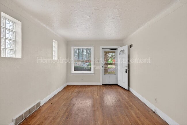 Foto del edificio - 8817 Shady Grove Ave