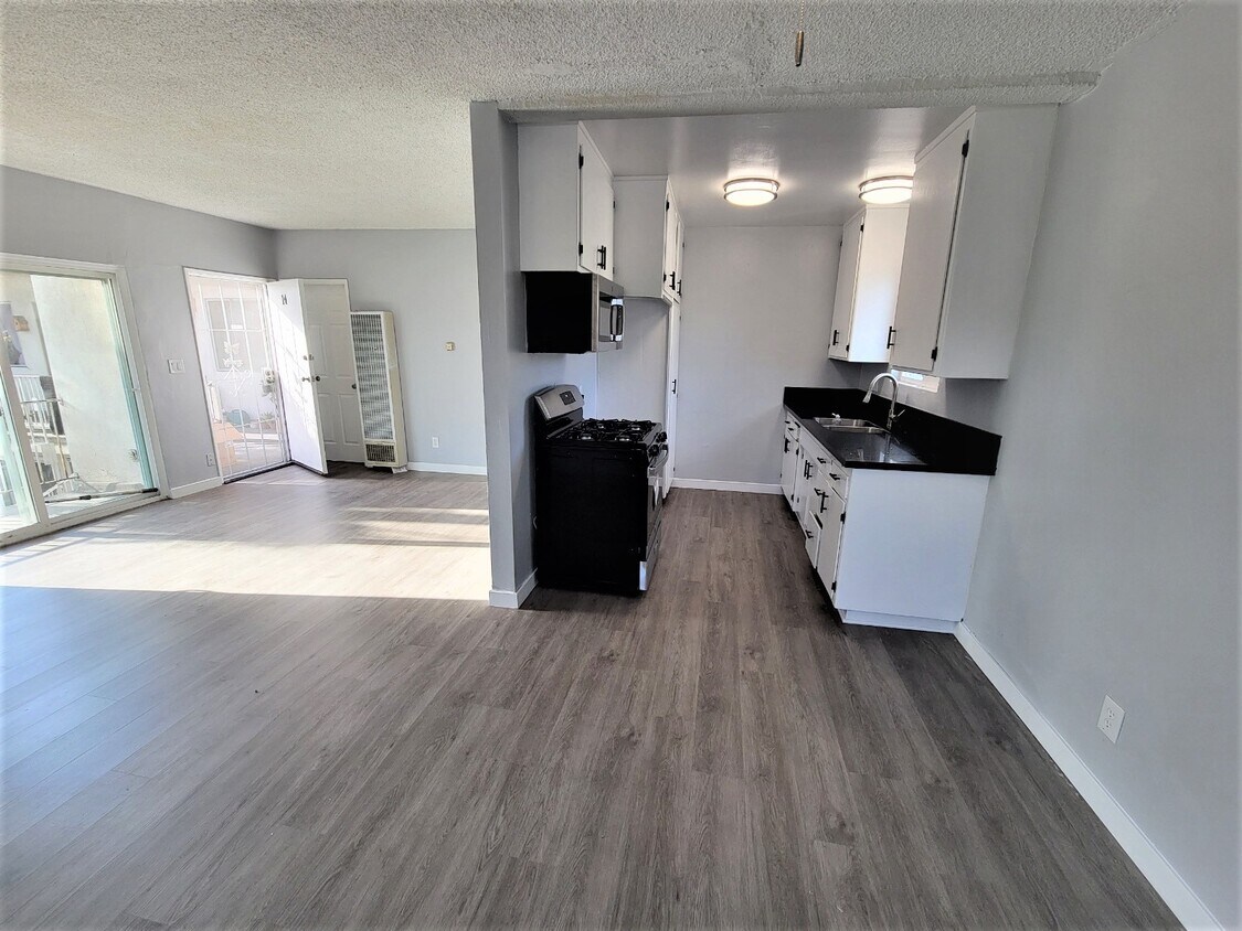 Primary Photo - 414 N Los Robles Ave