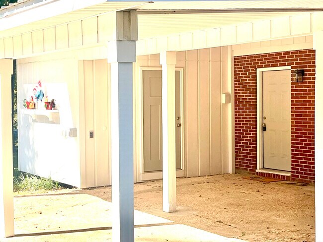 Foto del edificio - 685 S Waukeenah St