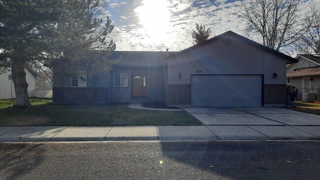Beautiful newly remodeled 3 bedroom 2 bath home - 919 W Pennwood St