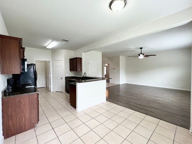 Building Photo - 4 bedroom home for rent!