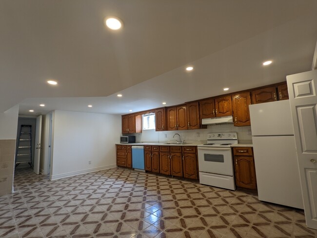 Building Photo - 901 Ossington Av