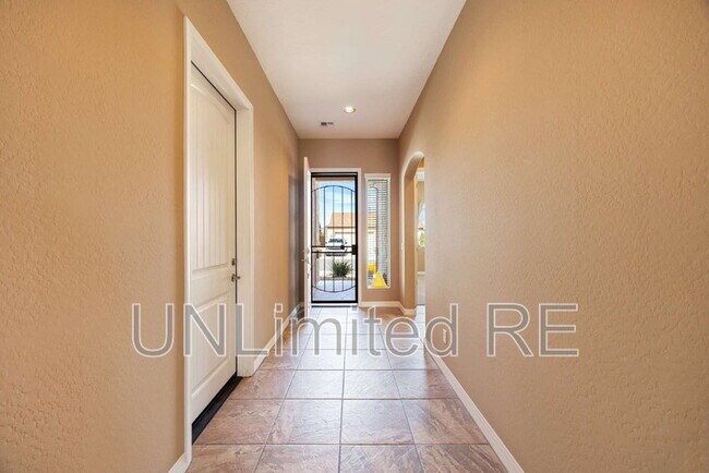 Building Photo - 6147 E Bower Ln