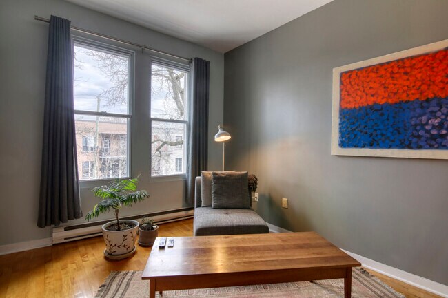 Photo du bâtiment - 4777 Rue Adam