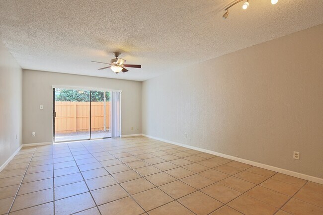 Building Photo - Beautiful 2/2.5 Spacious Condo with a Scre...