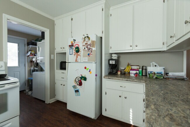 Building Photo - 3 Br home minutes away from campus!