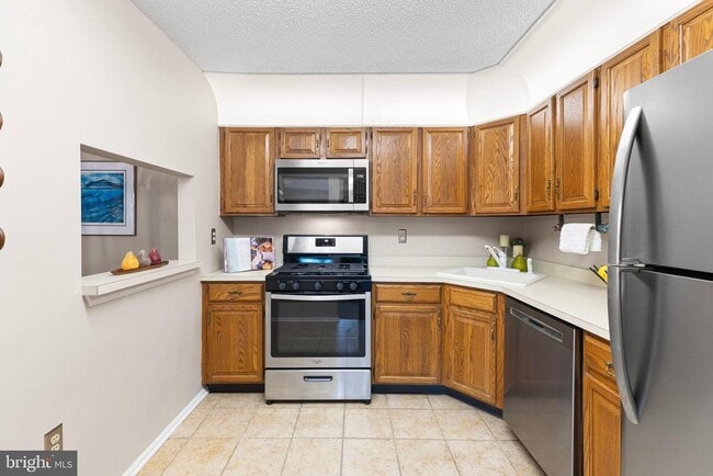 Building Photo - 14 Cheverny Ct