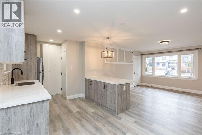 Photo du bâtiment - 402 THIRD Line