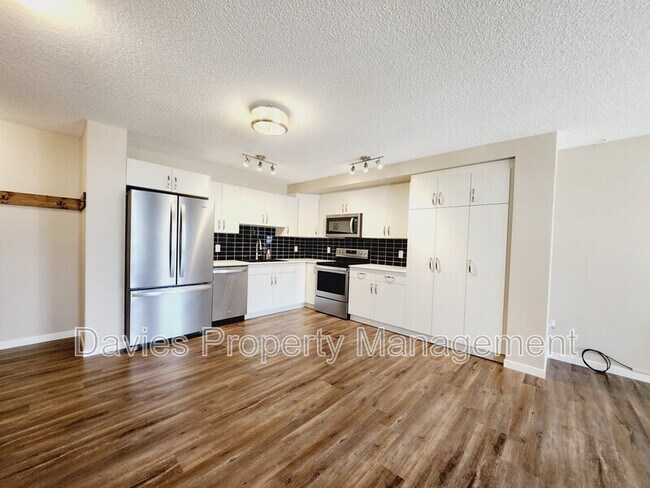 Photo du bâtiment - 17215-17219 9 Avenue Southwest