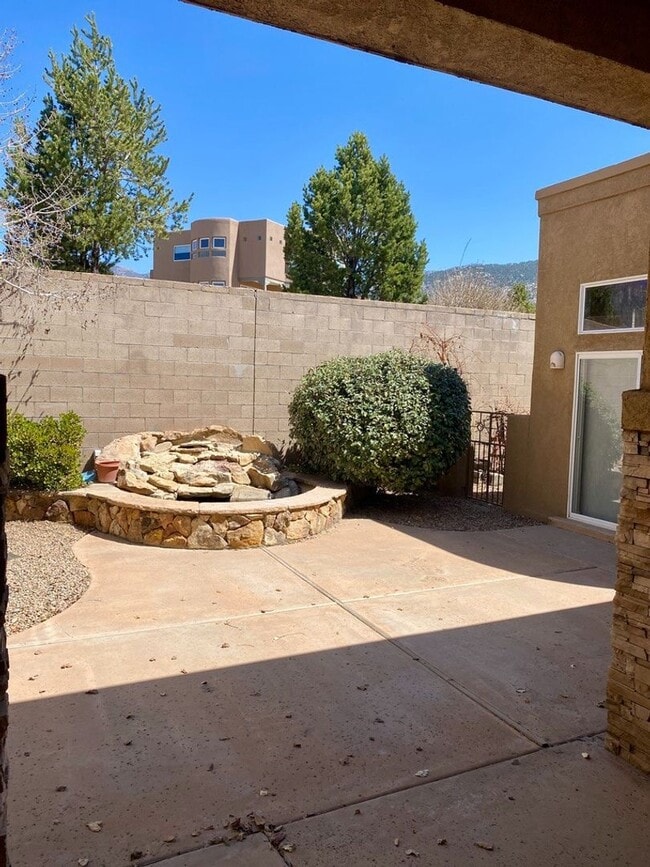 Building Photo - Beautiful 4 bedroom 3.75 bath in gated com...