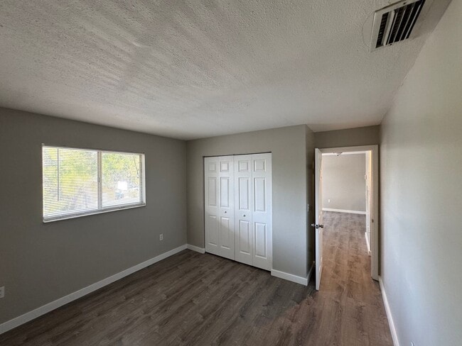 Building Photo - 927 33rd Ave W