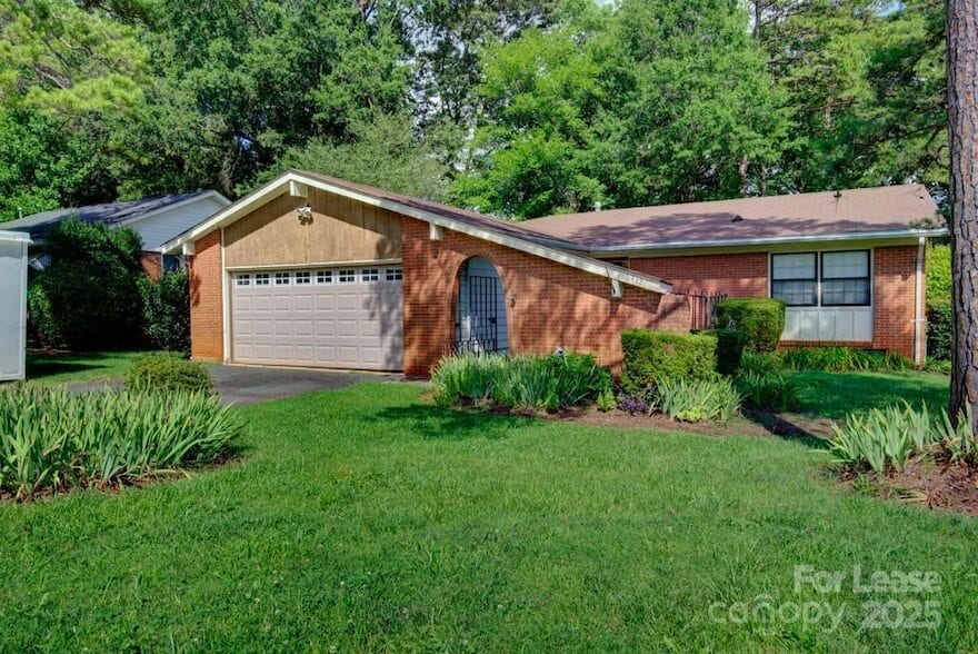 Foto principal - 6412 Tomahawk Ln