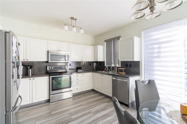 Foto del edificio - 5580 NW 107th Ave