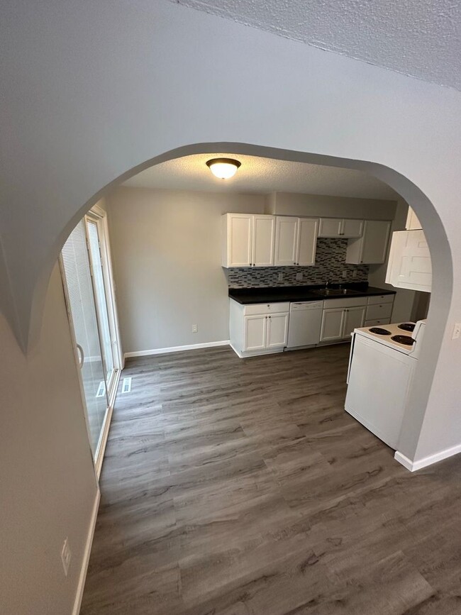 Building Photo - Spacious 4 Bed, 2 Bath Home with Fenced Yard, Deck & Garage