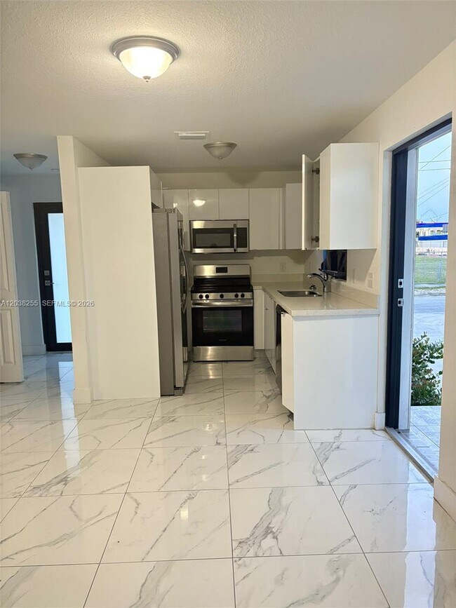 Foto del edificio - 6280 NW 22nd Ct