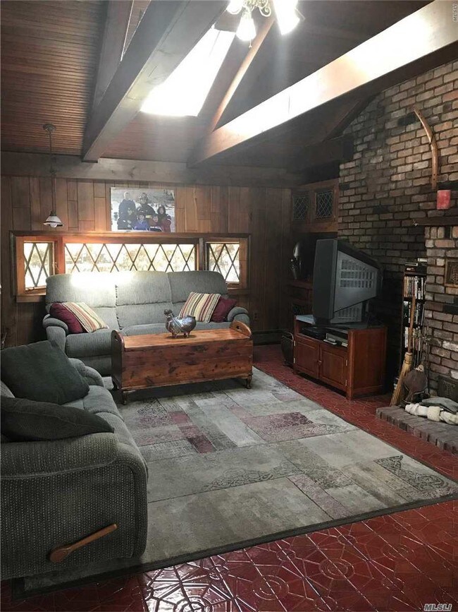 Building Photo - 1195 Springs Fireplace Rd