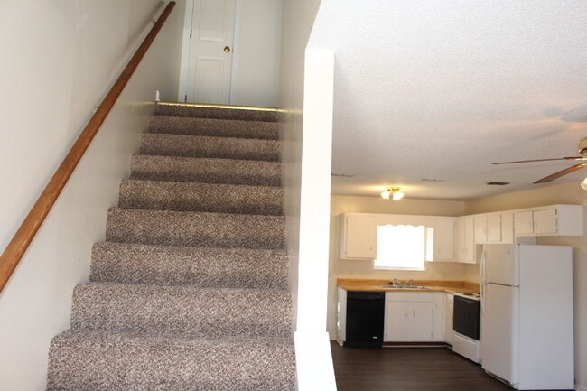 Building Photo - 675 Gale Dr NE