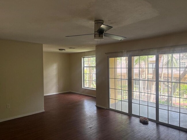 Building Photo - 4015 Versailles Dr