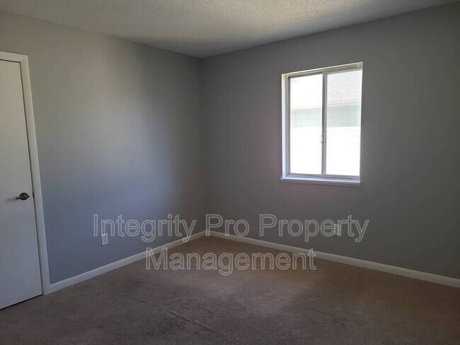 Building Photo - 87 Manor Dr