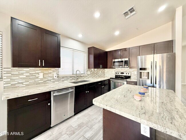 Foto del edificio - 15723 N 102nd St