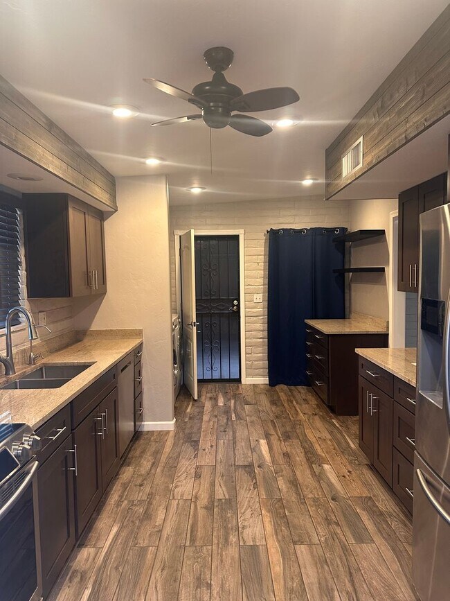 Foto del edificio - 7221 E Brooks Dr