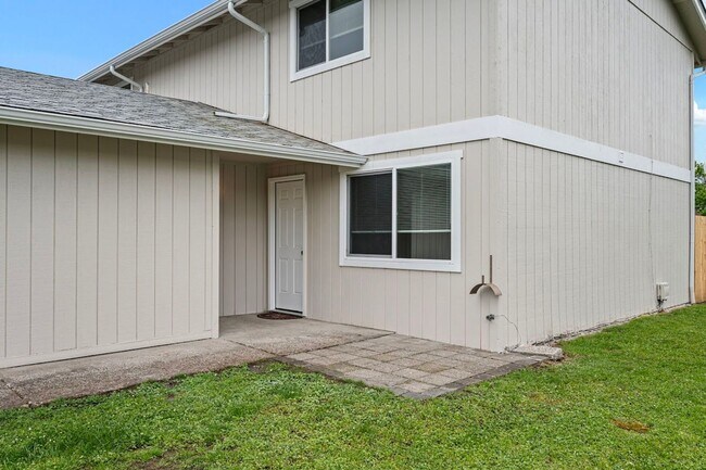 Foto del edificio - 2-Story Newly Remodeled 2-Bedroom, 1.5-Bath Duplex In Springfield!