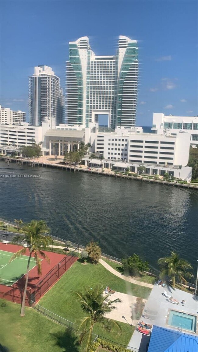 Foto del edificio - 200 Leslie Dr