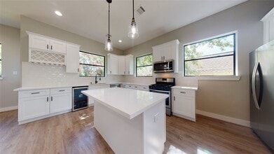 Building Photo - 806 E 39th St
