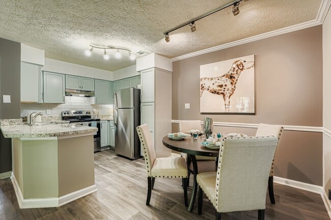 Foto del edificio - 2200 Big Creek Apartments