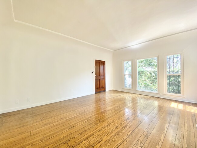 Building Photo - 321 S Reeves Dr