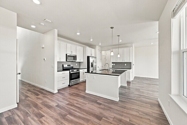 Building Photo - $2,995.95-3-Bed, 2.5-Bath Updated Townhouse in Broomfield!